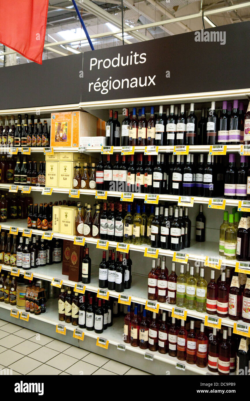Venta de vino en un supermercado Carrefour francés, Francia, Europa Foto de stock