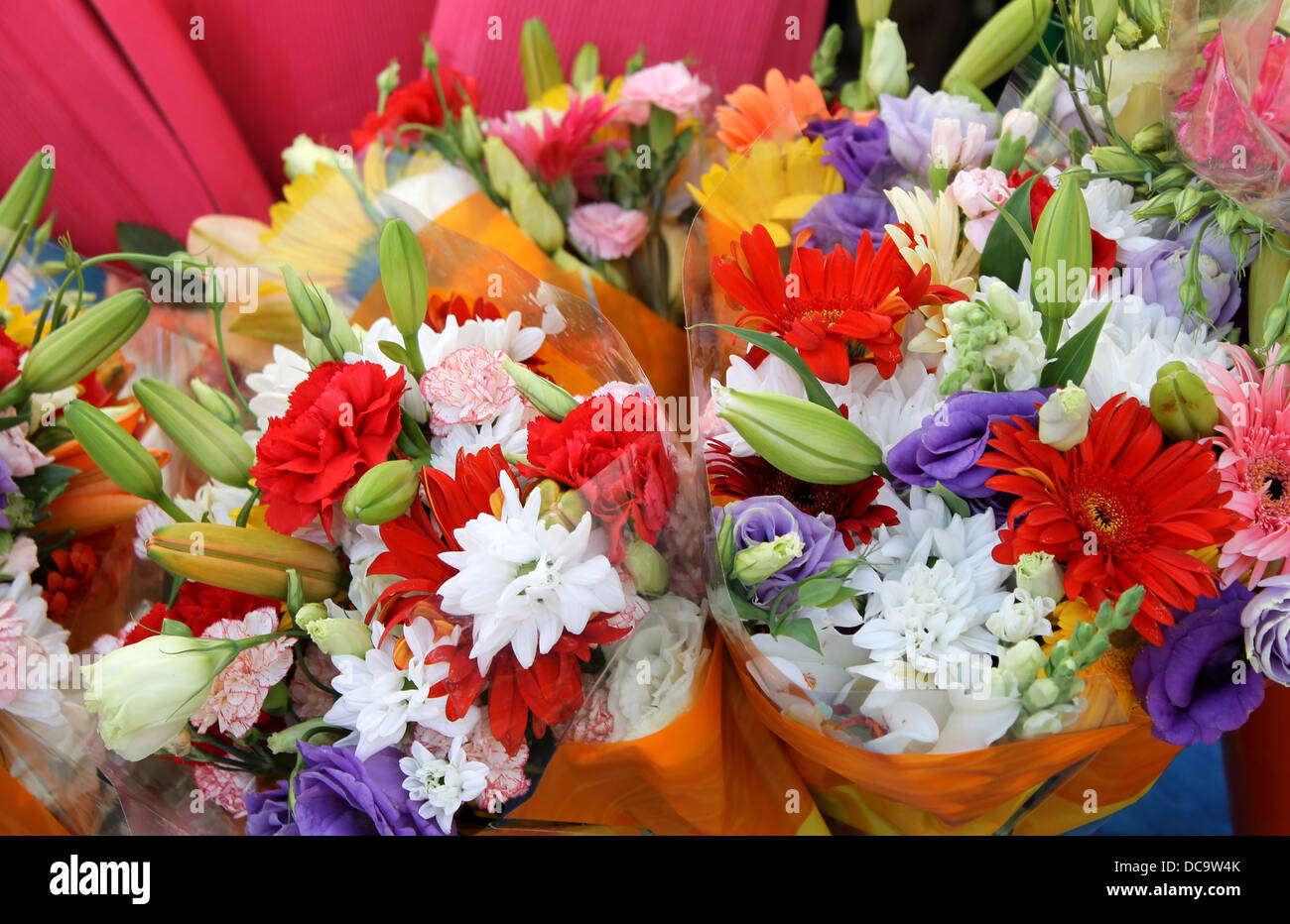 Ramos de flores coloridas de puesto en el mercado. Foto de stock