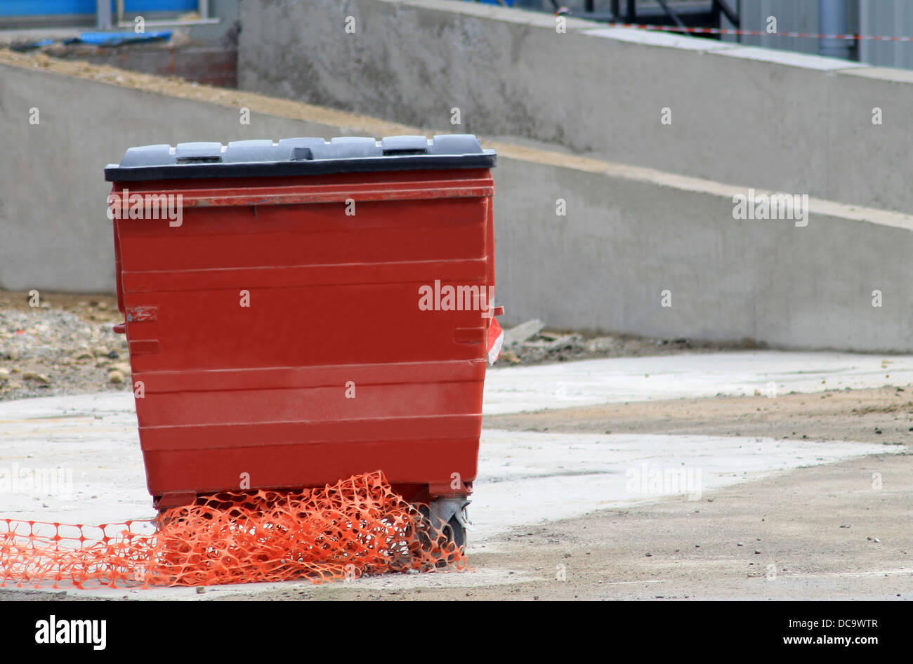 Primer plano de una red industrial papelera de reciclaje al aire libre. Foto de stock