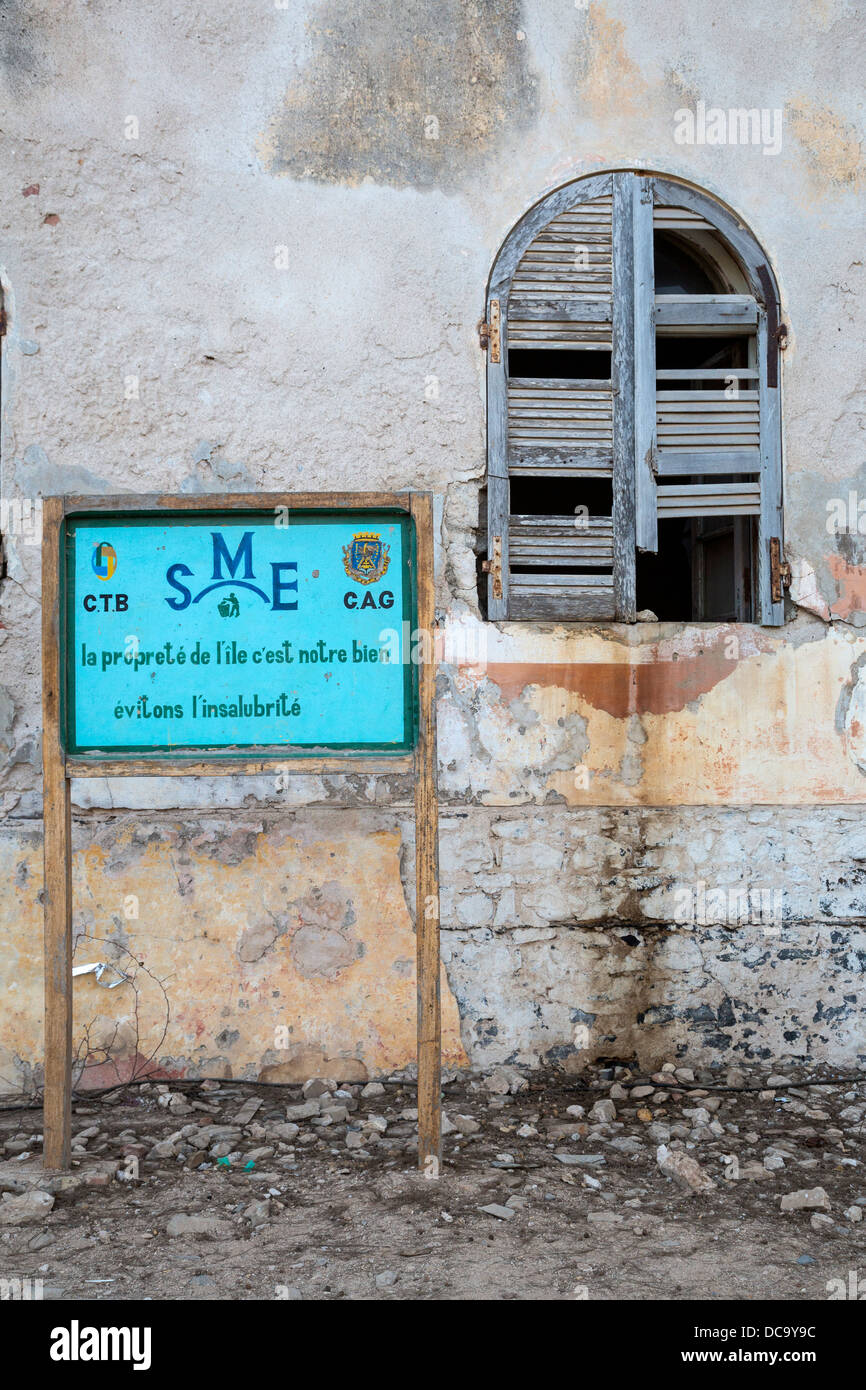 Ventana en las ruinas de la residencia del ex gobernador francés, la isla de Gorée, Senegal. Foto de stock