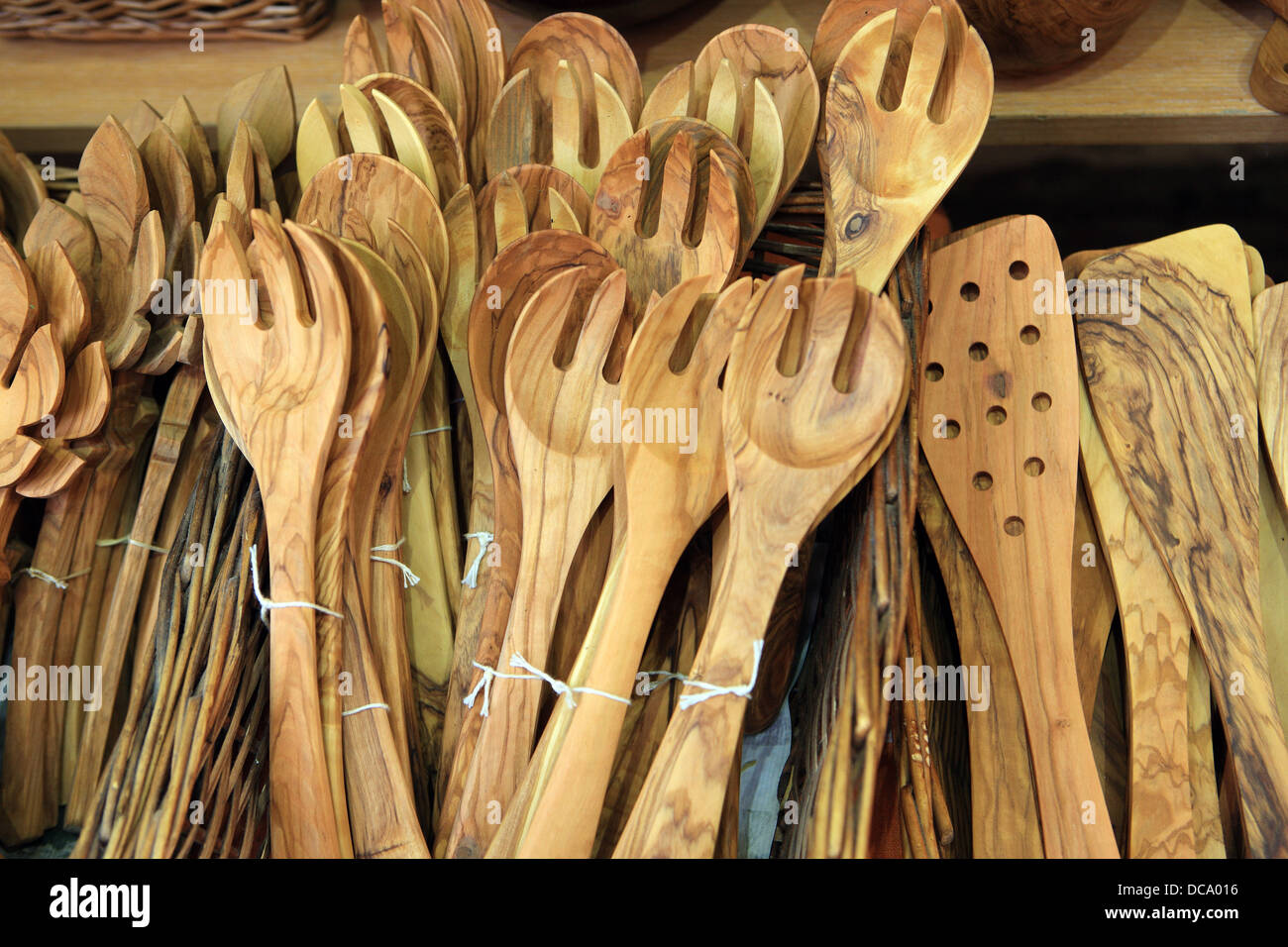 Las cucharas y espátulas de madera en venta en Corfú en Grecia Foto de stock