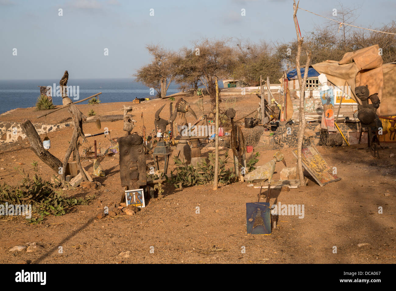 Esculturas de objetos encontrados en la pantalla alrededor del taller de artista Amadou Dieng. La Isla de Gorée, Senegal. Foto de stock