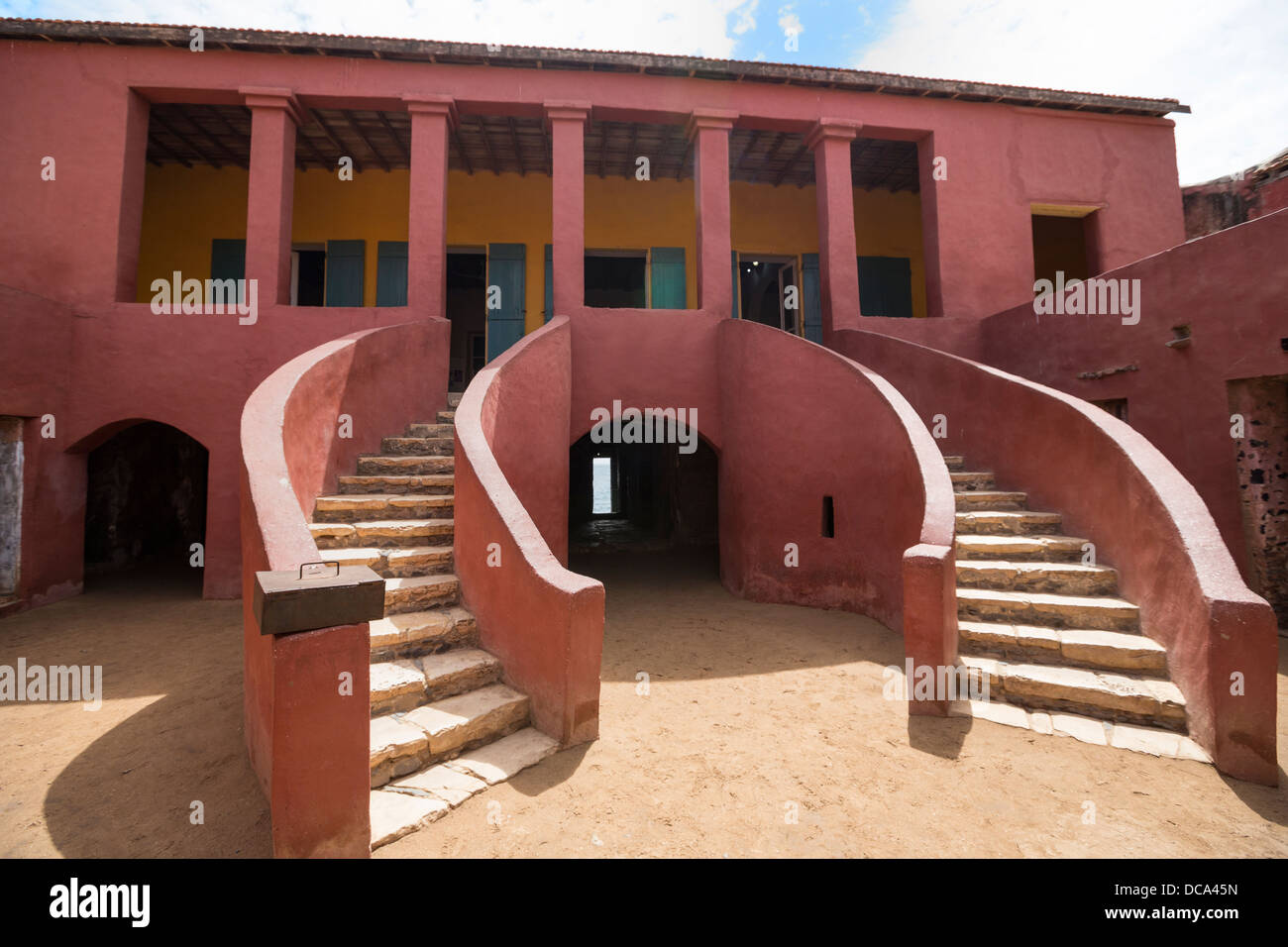 Maisons des Esclaves, la Casa de los esclavos, con su "Puerta de no retorno", la isla de Gorée, Senegal. Foto de stock
