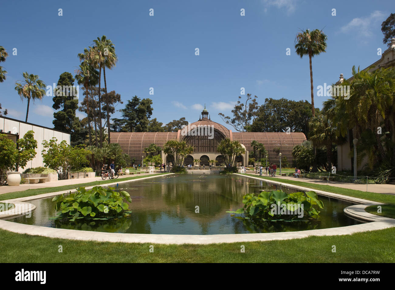 LAGUNA DA LAS FLORES DE INVIERNO piscina reflectante del jardín botánico Casa Balboa Park, San Diego, California, EE.UU. Foto de stock