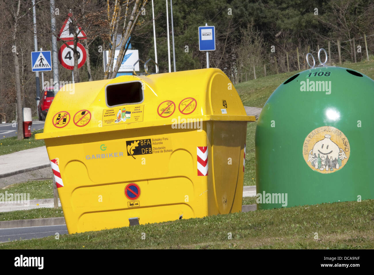 España, Euzkadi, contenedores de reciclaje Foto de stock