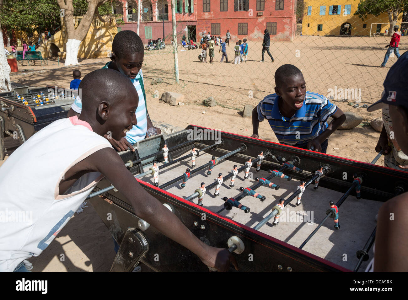 Los senegaleses muchachos jugando Fussball, Isla de Gorée, Senegal. Foto de stock
