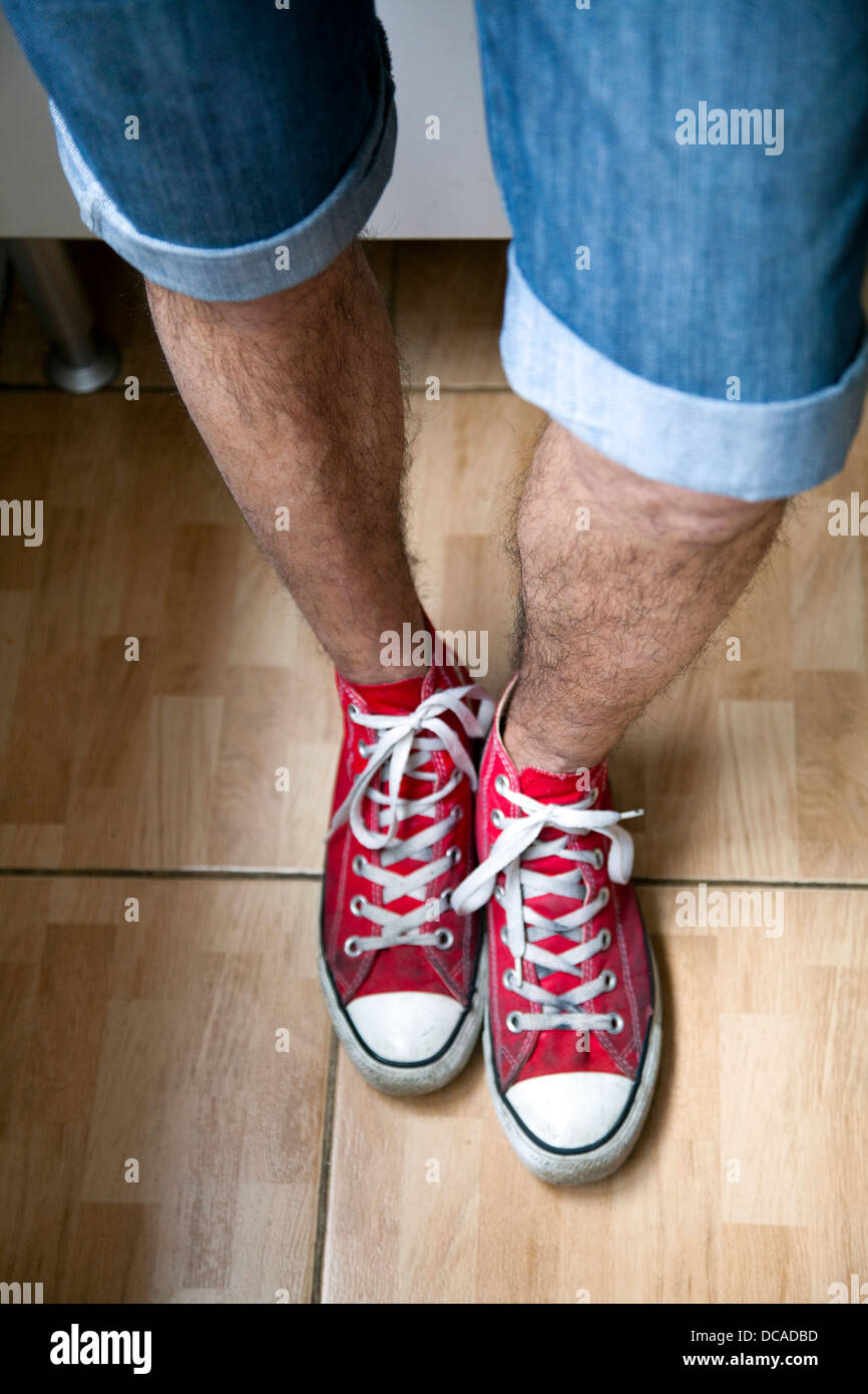El hombre de en y zapatillas rojas Fotografía de stock -