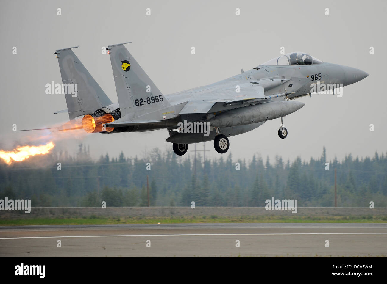 Un Japón Fuerza de Autodefensa aérea F-15 Eagle despega durante la bandera roja-Alaska 13-3 De Agosto 9, 2013, Base de la Fuerza Aérea Eielson, Alaska. El F-15 tiene armamento y sistemas electrónicos para detectar, adquirir, vía y atacar aviones enemigos mientras opera en amistoso o e Foto de stock