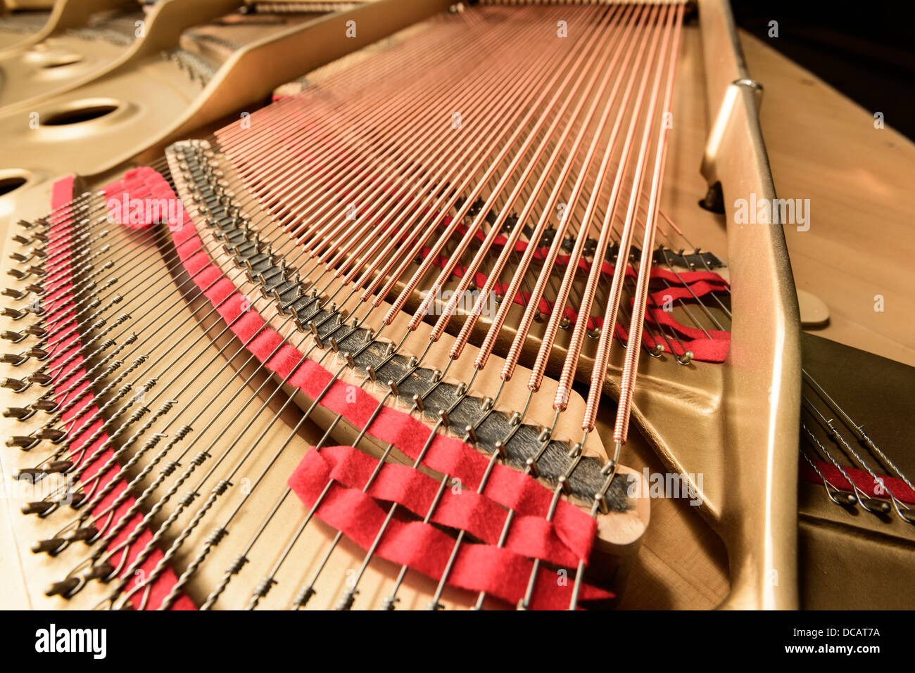 Cuerda de piano fotografías e imágenes de alta resolución - Alamy