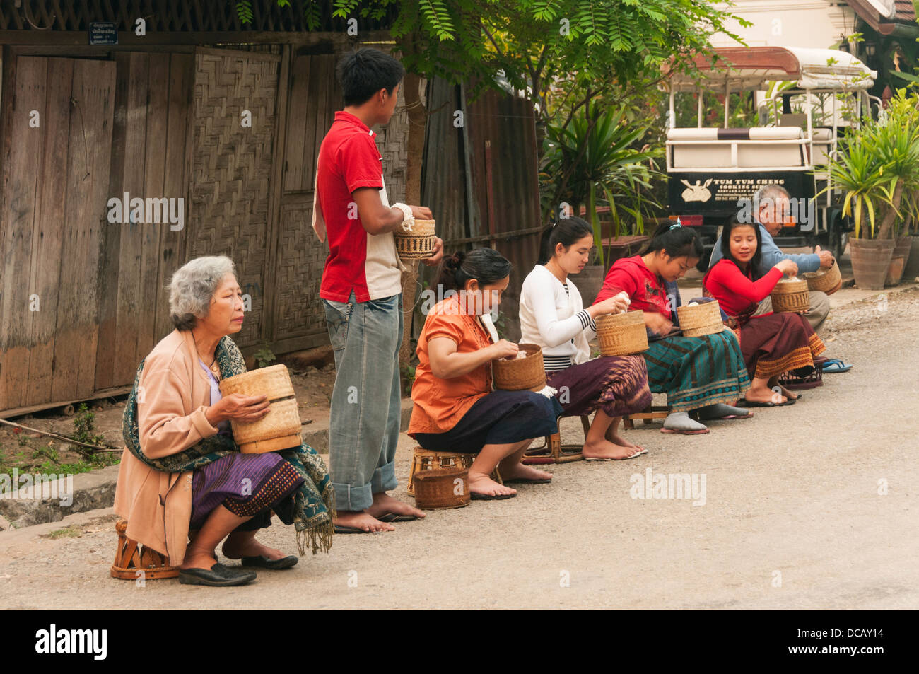 Elk209-1213 Laos, Luang Prabang, devotos con alimentos de limosna a los monjes Foto de stock