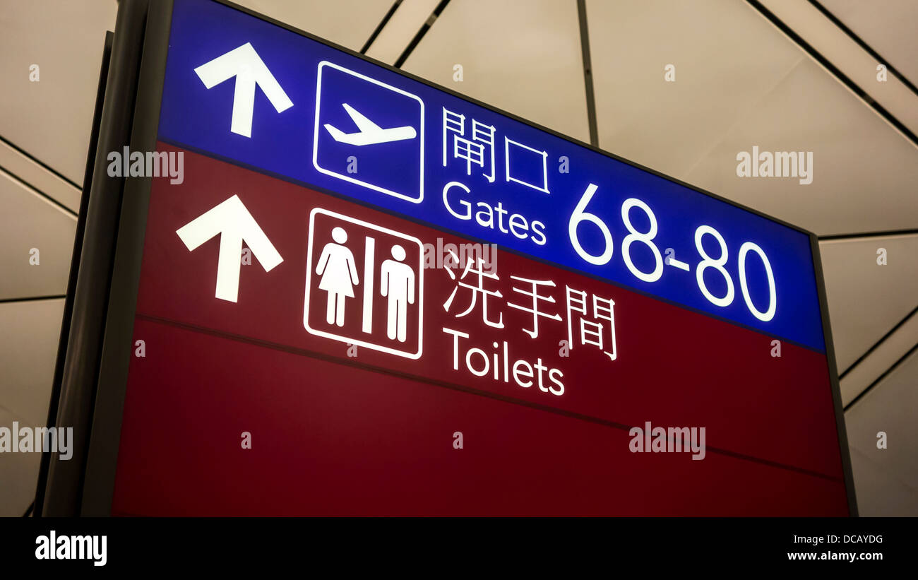 Las Puertas De Embarque Y Aseos Signos En El Aeropuerto De Hong Kong