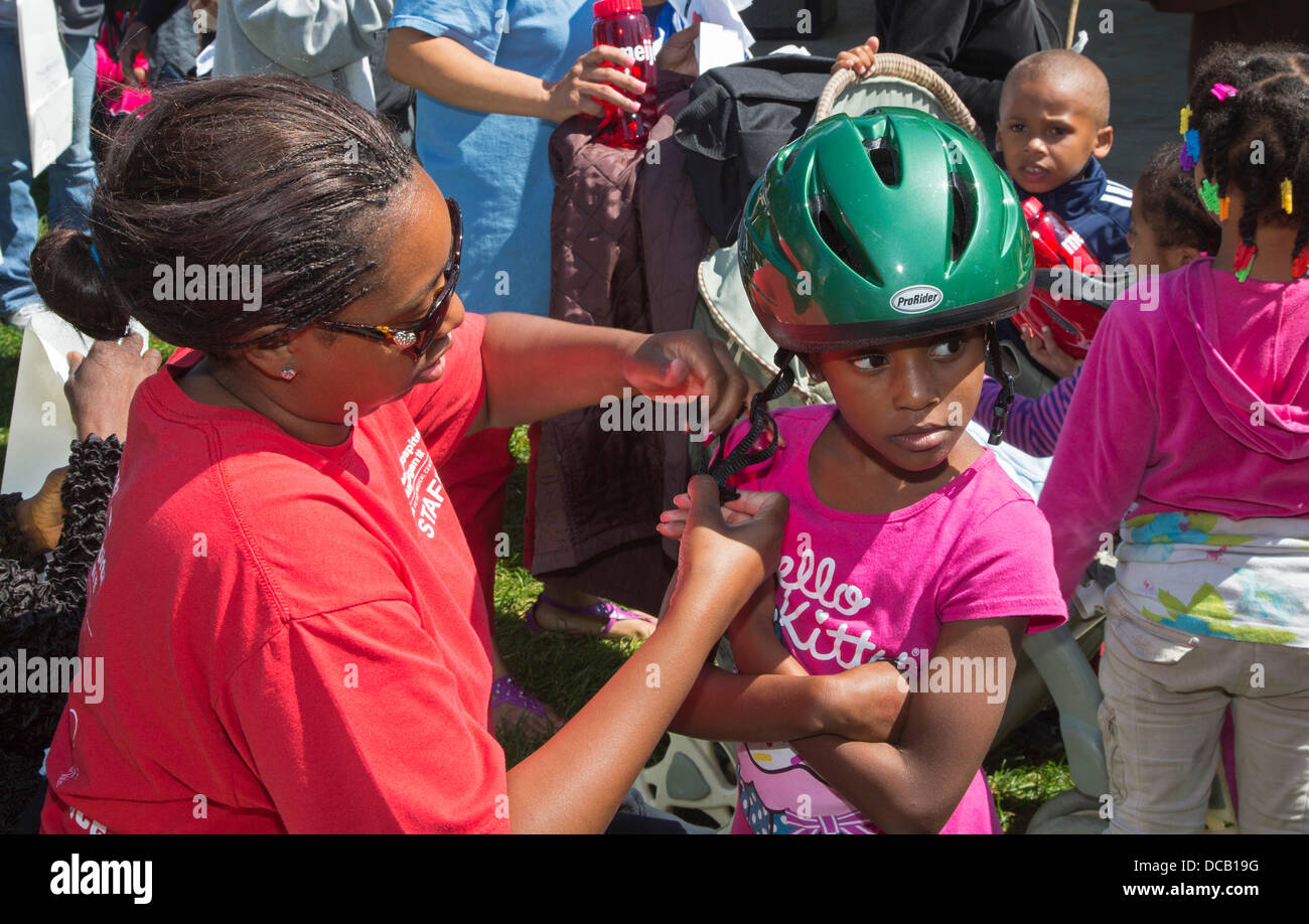 Detroit, Michigan, EE.UU. Los niños get free cascos de bicicleta en un  festival de vuelta a la escuela patrocinado por mayor gracia templo, 6.000  miembros de la Iglesia Pentecostal. El festival anual