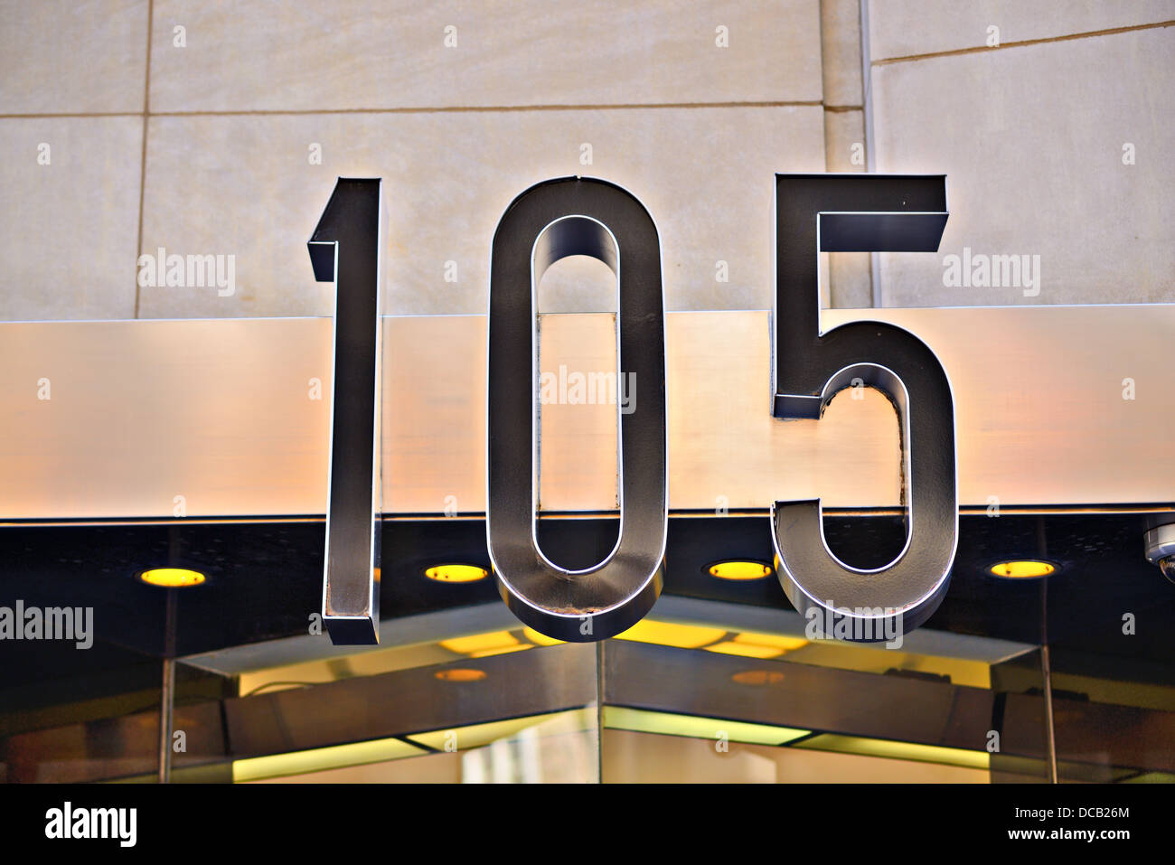 Edificio dirección número 105. Foto de stock