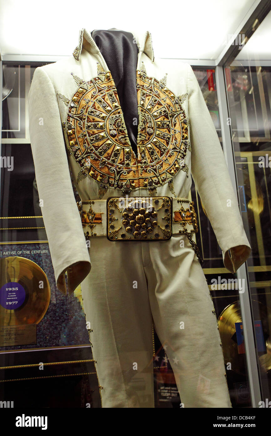 Etapa traje de Elvis Presley en Graceland, la casa de Elvis Presley en  Memphis, Tennessee, EE.UU Fotografía de stock - Alamy