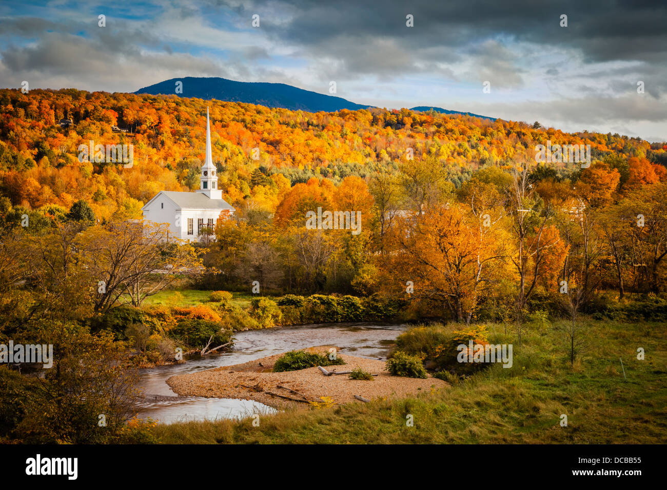 Vista otoñal de la Iglesia de la Comunidad en Stowe, Vermont, EE.UU. Foto de stock