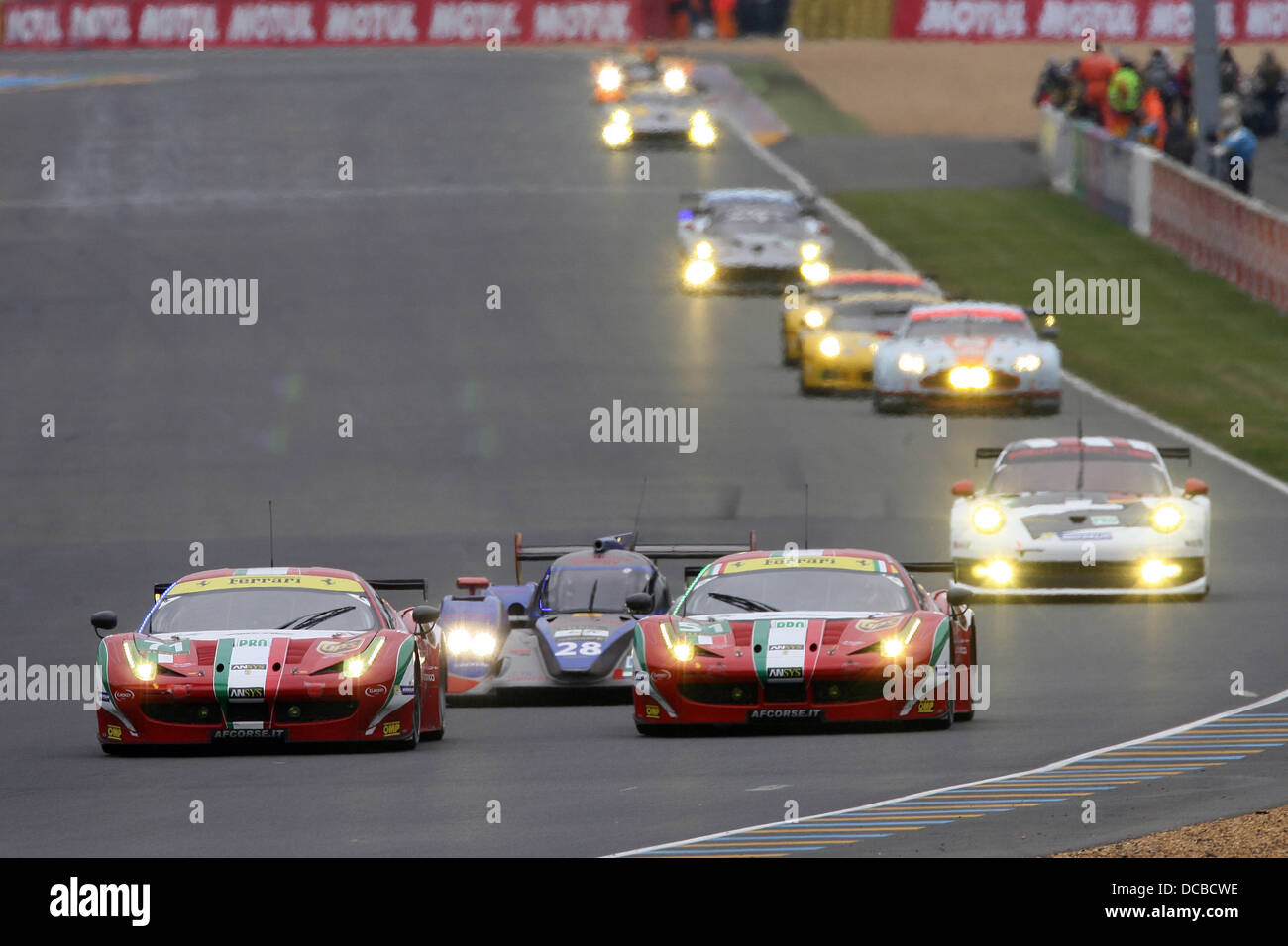 Ferrari 458's lideran un grupo a las 24 horas de Le Mans, 2013 Foto de stock
