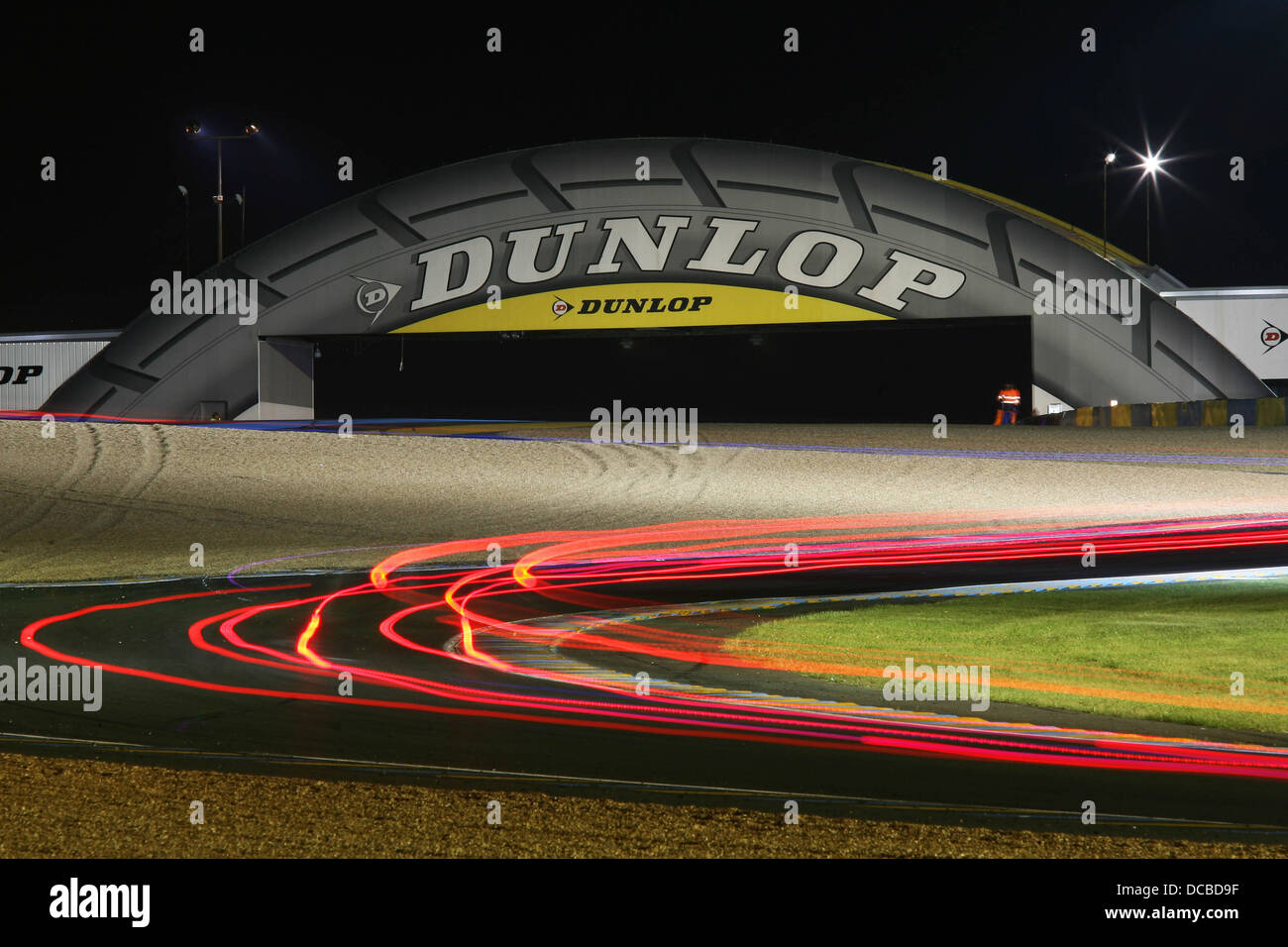 Escena nocturna en el puente Dunlop, 2013 24 Horas de Le Mans. Foto de stock