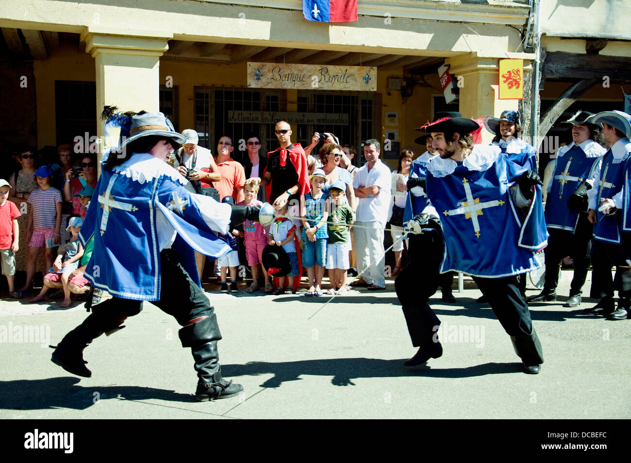 Vestida como mosqueteros, hombres jóvenes simulacros de duelo en Lupiac, D'Artagnan's Birthplace, durante una fiesta en honor a la Gascon hero Foto de stock