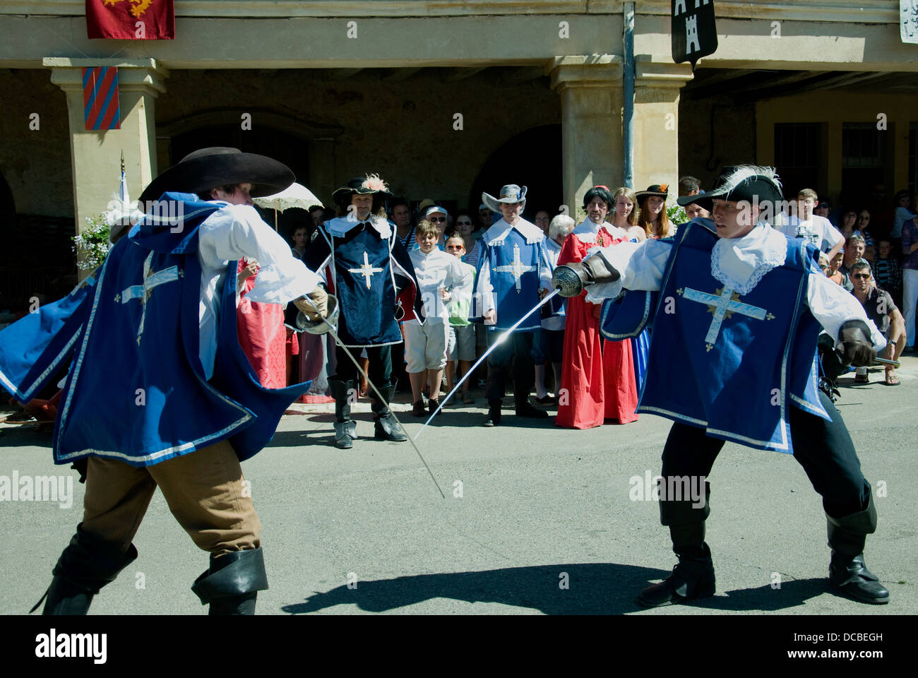 Vestida como mosqueteros, hombres jóvenes simulacros de duelo en Lupiac, D'Artagnan's Birthplace, durante una fiesta en honor a la Gascon hero Foto de stock
