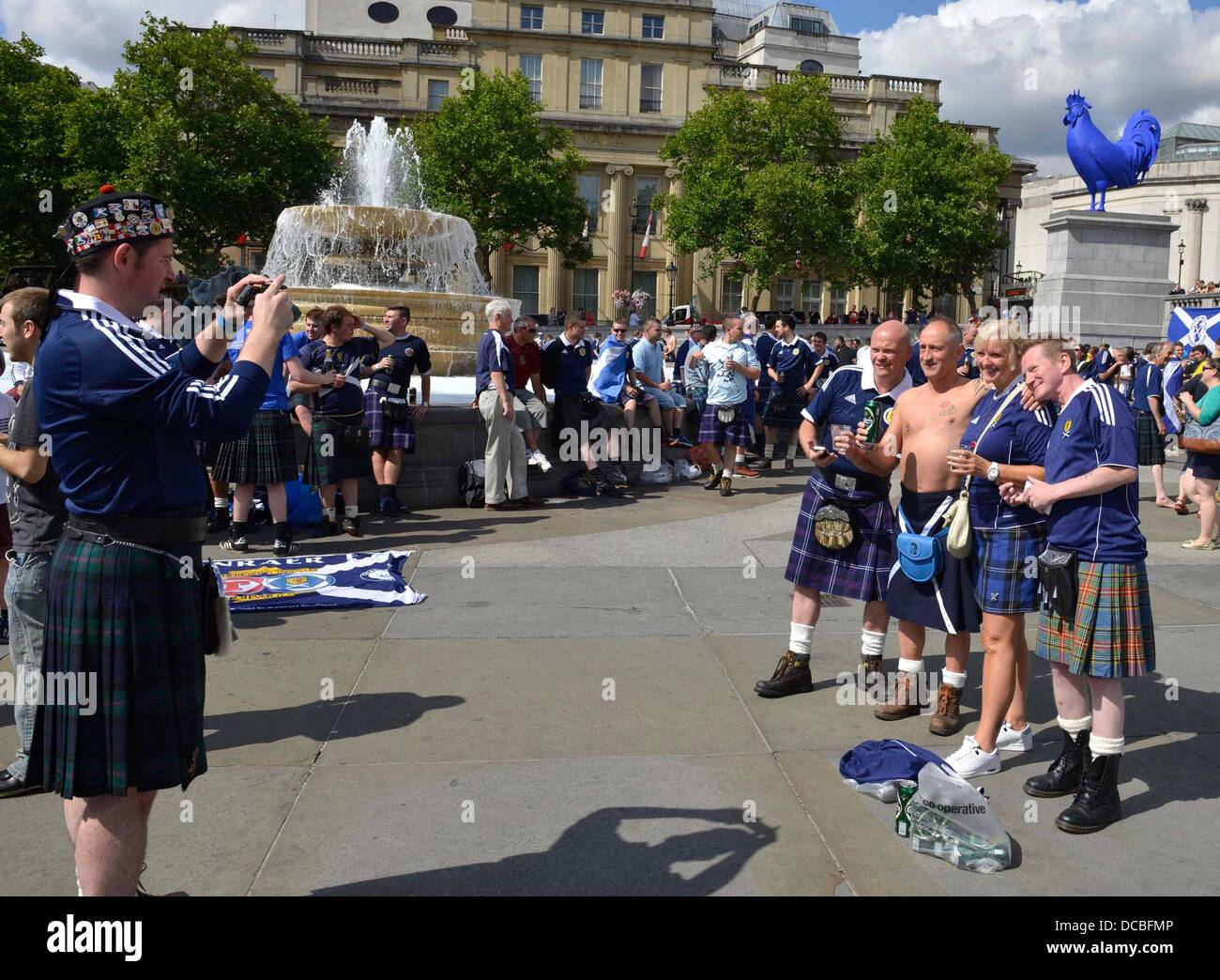 Londres, Reino Unido. 14 Aug, 2013. Escocia fans se reúnen en Trafalgar Square por delante de su partido amistoso contra Inglaterra. Un monstruo juego de fútbol alrededor de Trafalgar Square con Scottish fans teniendo a lo largo de la mayor parte de la zona durante la tarde, antes del partido de Inglaterra. Crédito: Dorset Media Service/Alamy Live News Foto de stock