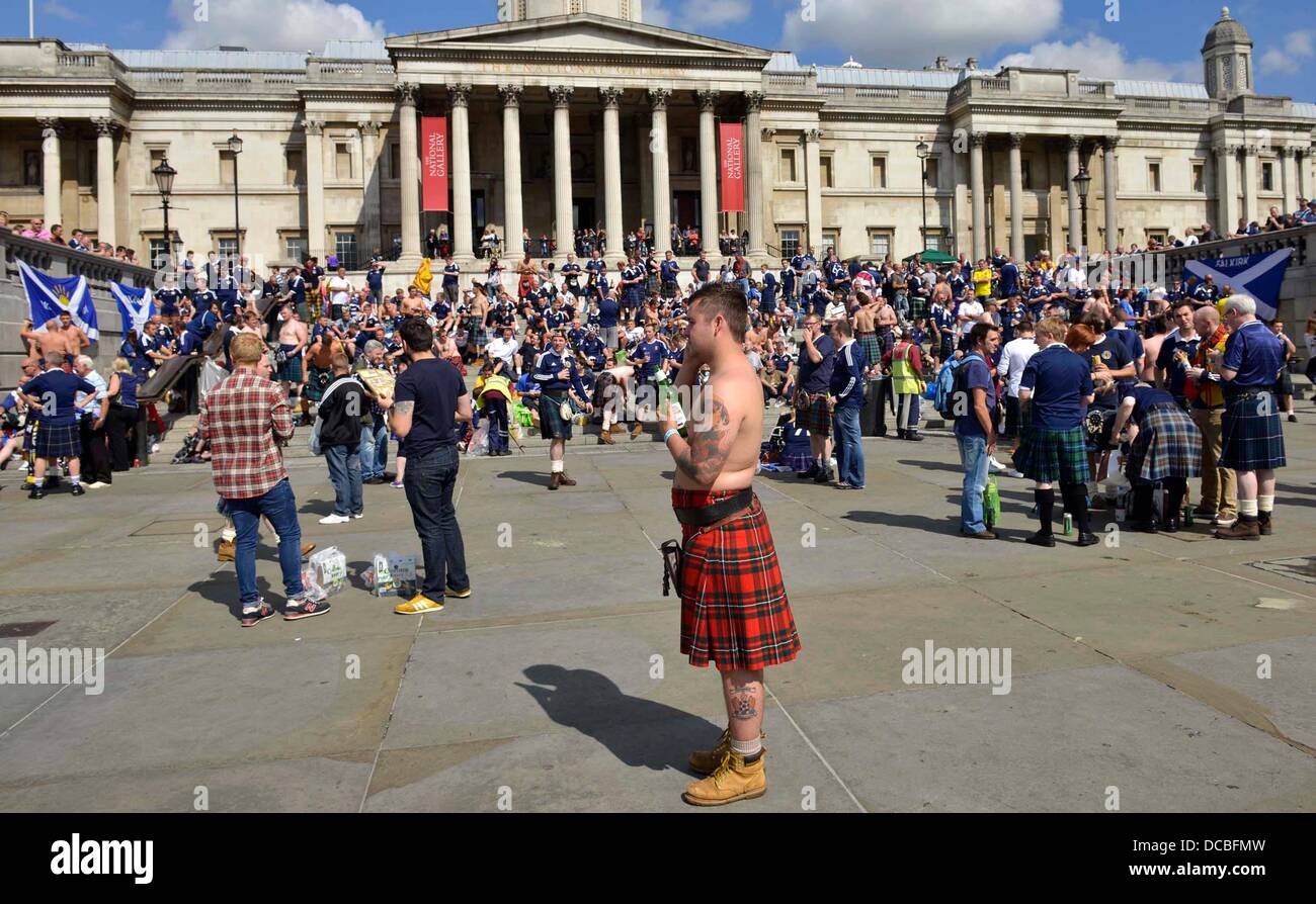 Londres, Reino Unido. 14 Aug, 2013. Escocia fans se reúnen en Trafalgar Square por delante de su partido amistoso contra Inglaterra. Un monstruo juego de fútbol alrededor de Trafalgar Square con Scottish fans teniendo a lo largo de la mayor parte de la zona durante la tarde, antes del partido de Inglaterra. Crédito: Dorset Media Service/Alamy Live News Foto de stock