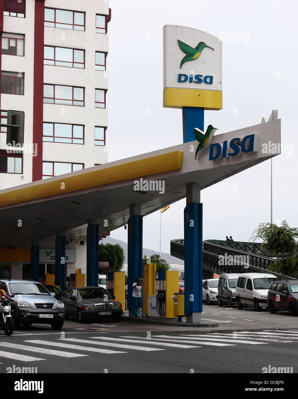 Una gasolinera DISA en la carretera, en Las Palmas de Gran Canaria  Fotografía de stock - Alamy