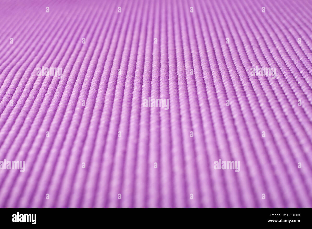 Primer plano de una estera del yoga púrpura Foto de stock