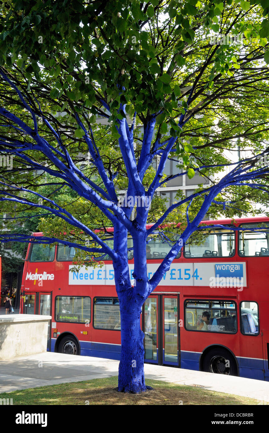 Los árboles azules de Konstantin Dimopoulos Londres pintado por el artista australiano para resaltar la deforestación de la ciudad mundial Foto de stock