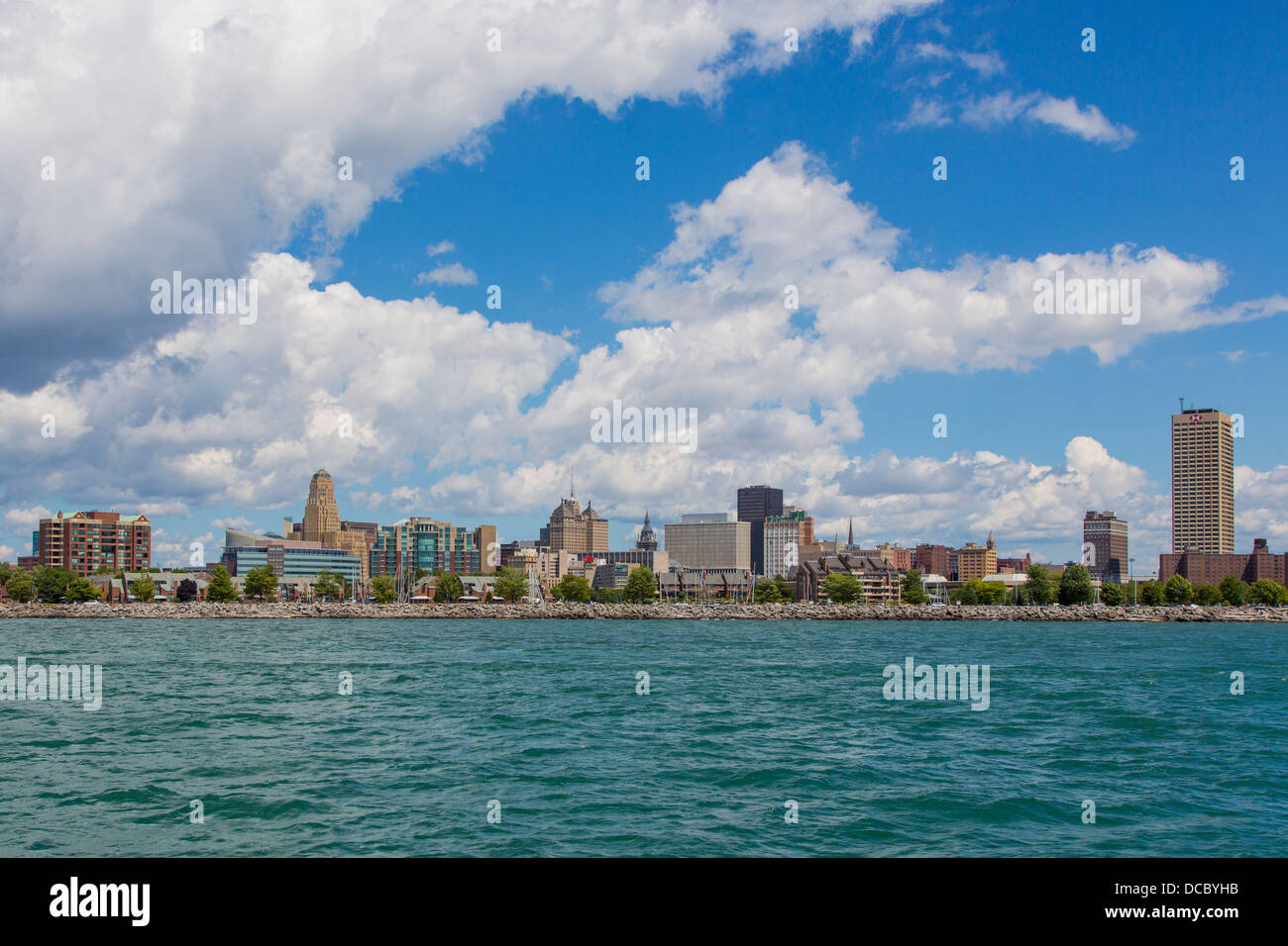 El lago Erie y el perfil de la ciudad de Búfalo, Nueva York, Estados Unidos Foto de stock