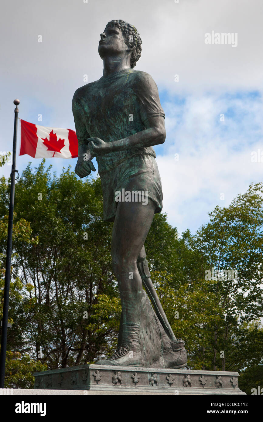 Terry Fox monumento con bandera Canadiense, Thunder Bay, Ontario, Canadá Foto de stock