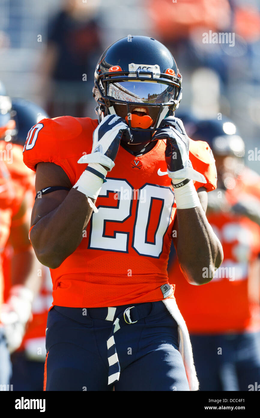 Virginia Cavaliers receptor ancho Tim Smith (20) se calienta antes del partido contra el Georgia Tech Yellow Jackets en Scott Stadiu Foto de stock