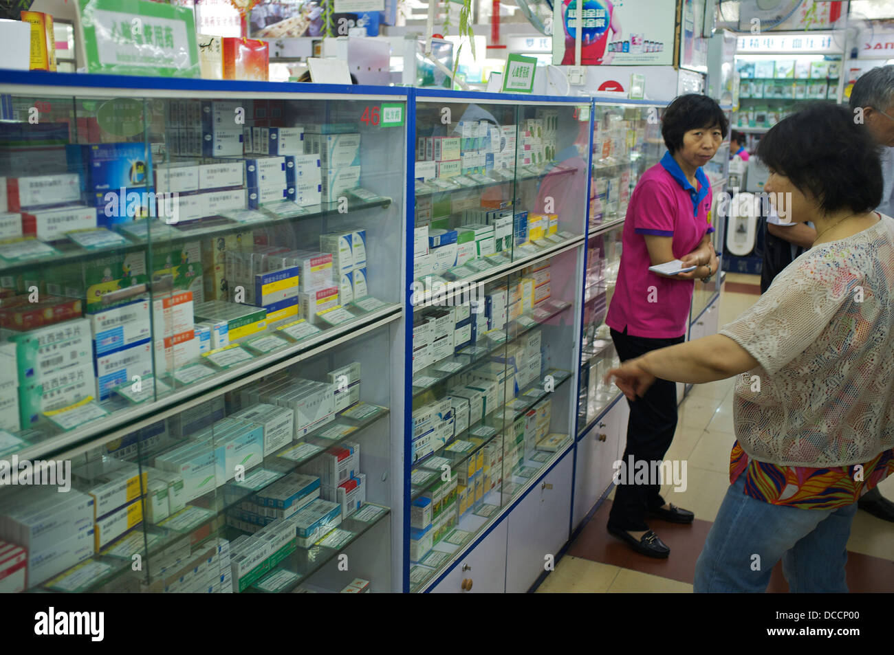 Un drug store en Beijing, China. 2013 Foto de stock