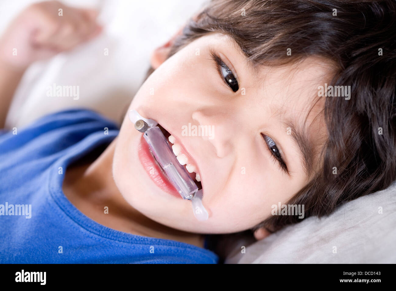 Minusválidos niño usando un protector bucal Fotografía de stock - Alamy