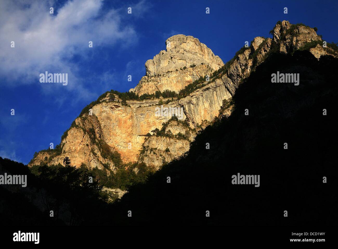 Paisaje montañoso en el cañón de Añisclo. Pirineos. Parque Nacional de Ordesa. Huesca. Foto de stock