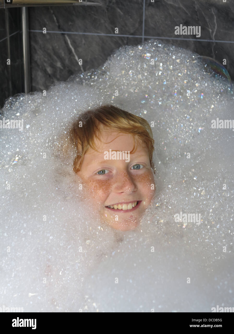Niño en el baño de burbujas Foto de stock