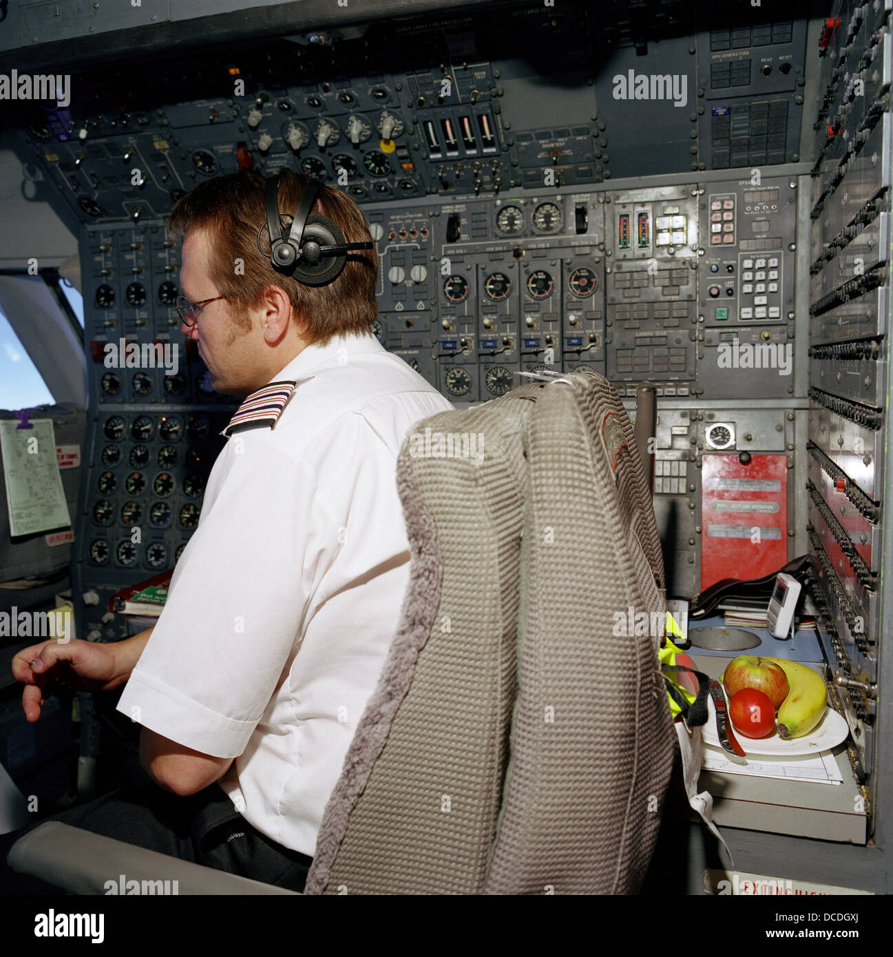 Un ingeniero de vuelo de la línea aérea ocupa su asiento en la cabina de un  Boeing 747 - antes de la época llegaron cuando la tecnología hizo su papel  como un