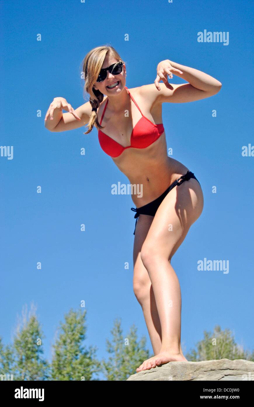 Una niña de 14 años de edad está contra el cielo en bikini Fotografía de  stock - Alamy