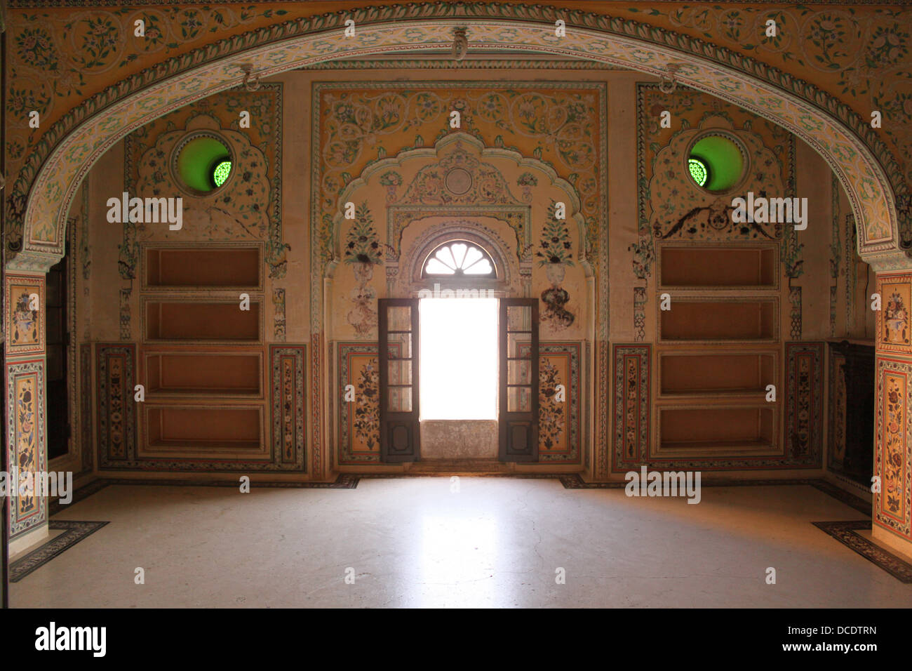 La luz entra a través de la ventana arqueada hacia el dormitorio de la reina. Fuerte Amber Palace Jaipur Foto de stock
