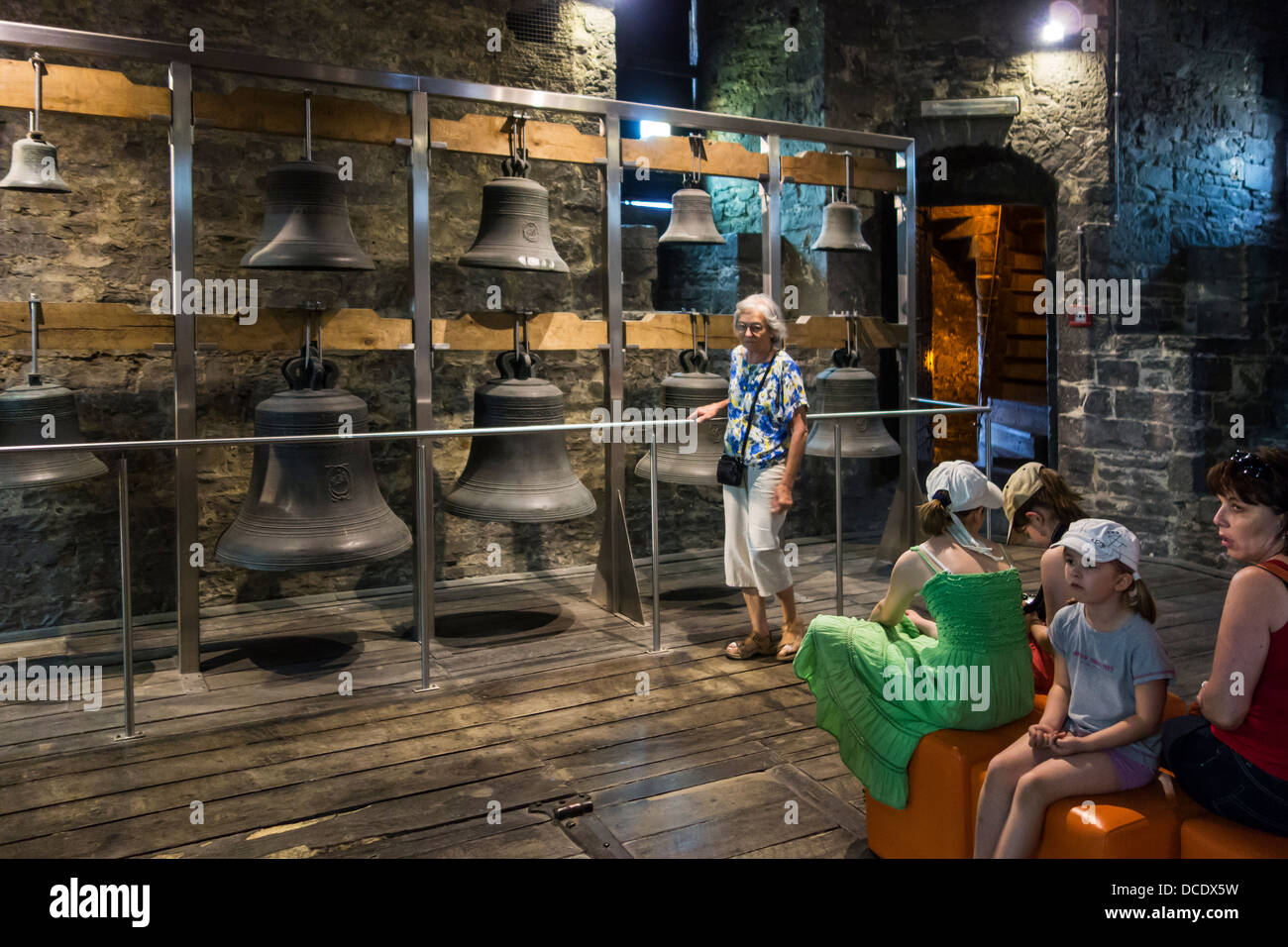 Los turistas que visitan viejas campanas de carillón en exhibición en el museo en el campanario en el centro histórico de Gante, Flandes Oriental, Bélgica Foto de stock