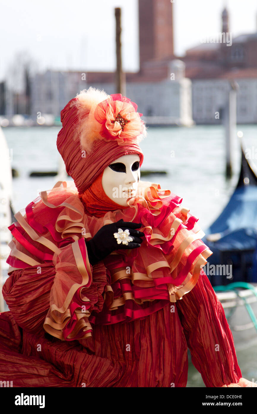 Mujer de Caperucita Roja disfraz gestos delante de la Iglesia de San  Zaccaria durante el Carnaval en Venecia Fotografía de stock - Alamy