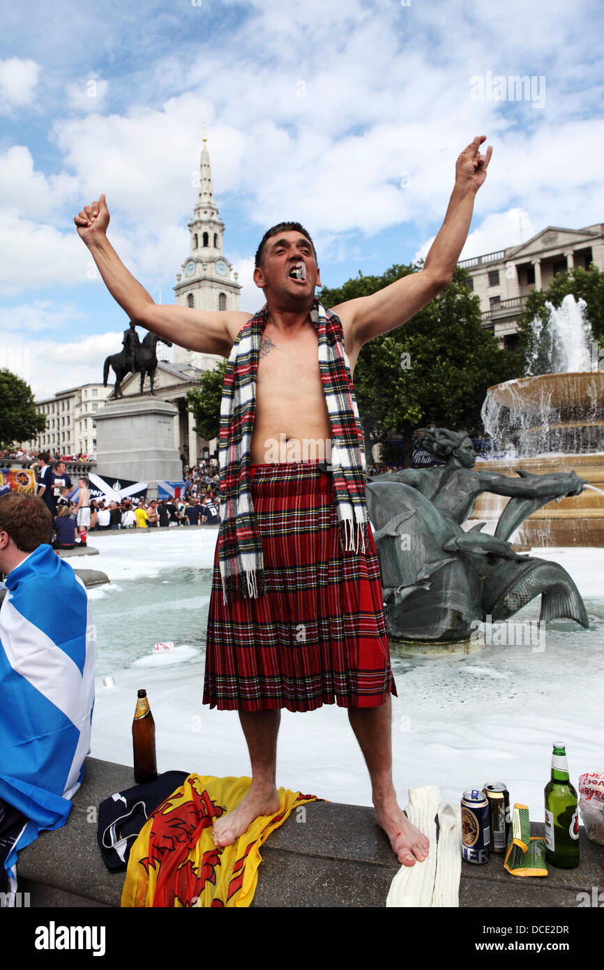 Londres, Reino Unido. 14 Aug, 2013. Un fanático del fútbol escocés en Trafalgar Square en Londres, Inglaterra. La Escocia congregadas delante de Inglaterra contra Escocia partido amistoso que Inglaterra ganó 3-2. Crédito: whyeyephotography.com/Alamy Live News Foto de stock