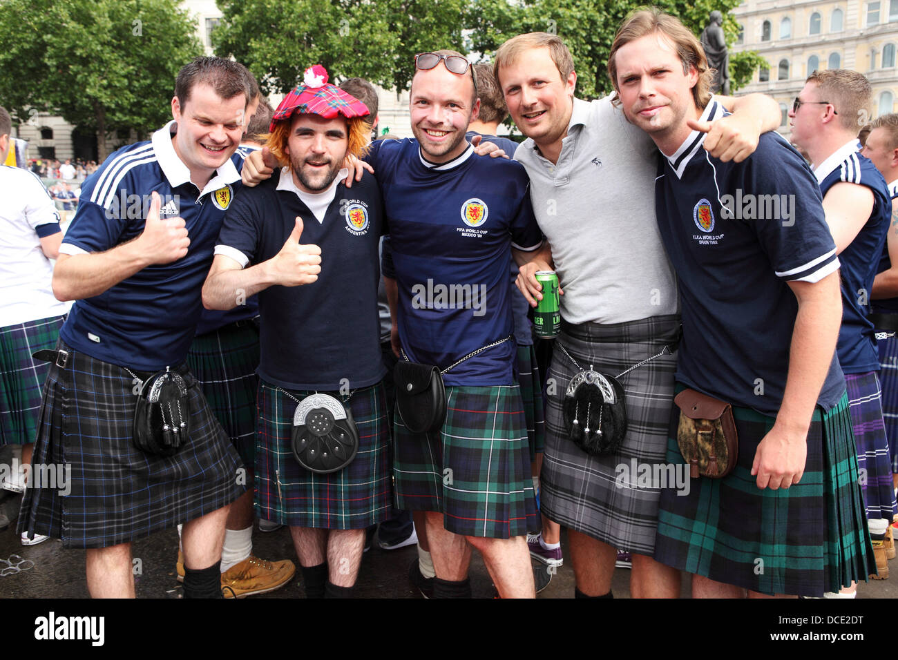 Londres, Reino Unido. 14 Aug, 2013. Los aficionados al fútbol escocés en Trafalgar Square en Londres, Inglaterra. La Escocia congregadas delante de Inglaterra contra Escocia partido amistoso que Inglaterra ganó 3-2. Crédito: whyeyephotography.com/Alamy Live News Foto de stock