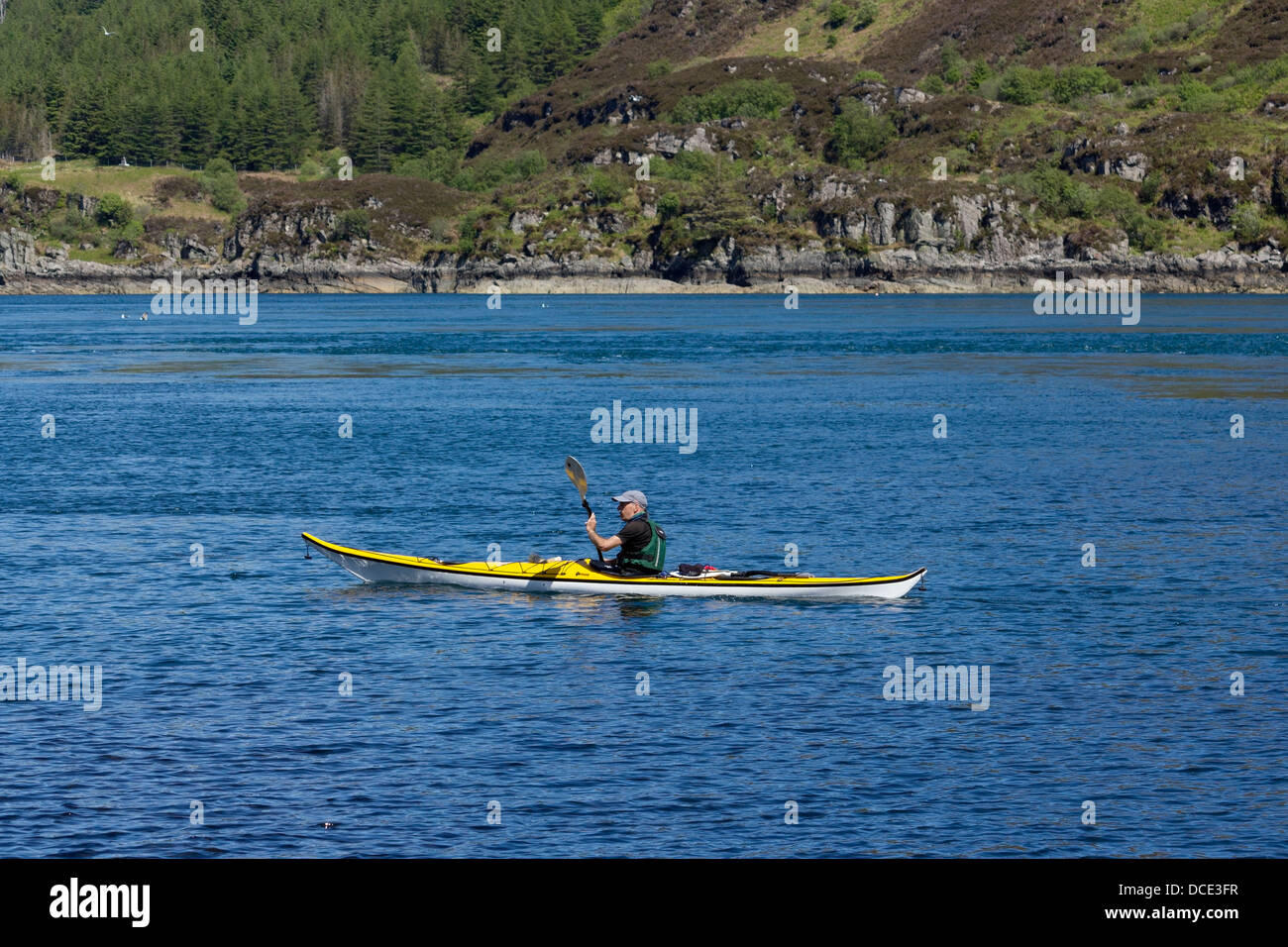 Hombre remando en kayak de mar amarillo y blanco, Kyle Rhea, Scotland, Reino Unido Foto de stock