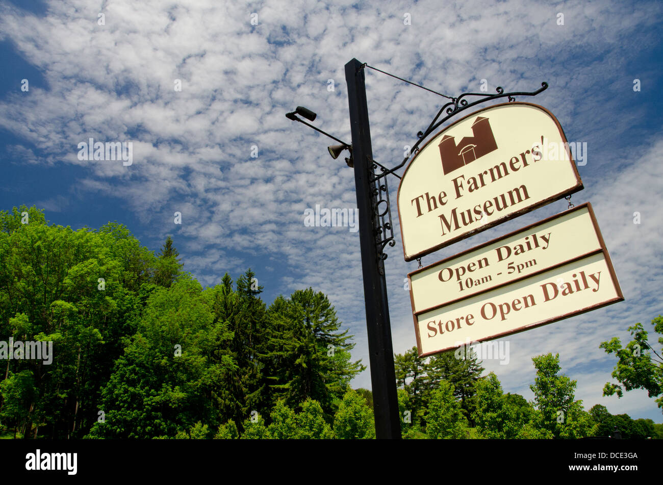 En Cooperstown, Nueva York, el Museo de los agricultores. Museo al aire libre representando la historia rural del estado de Nueva York. Signo del museo. Foto de stock