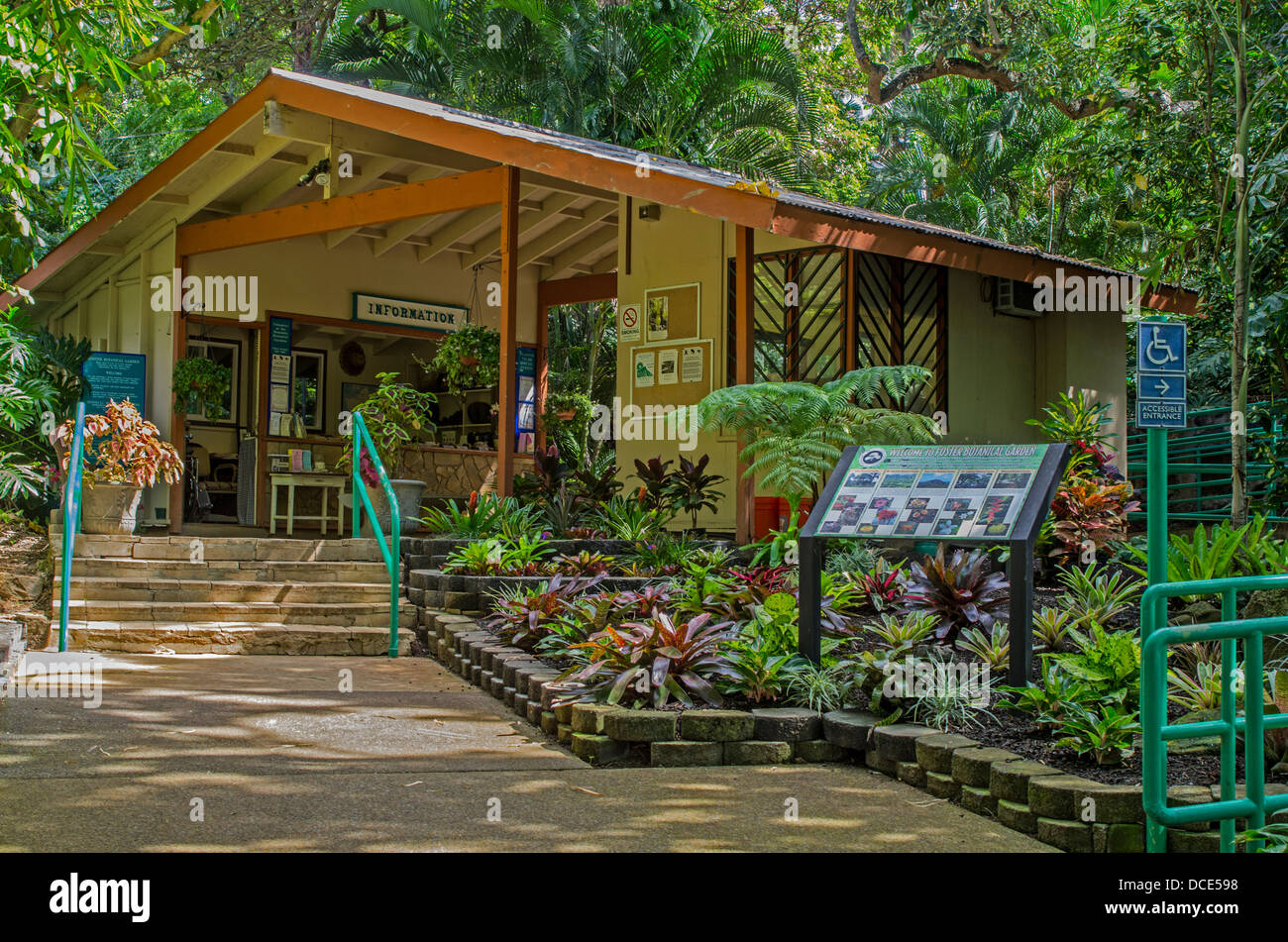 Ee.Uu., Hawai, Oahu, Honolulu. Entrada al Jardín Botánico Foster. Foto de stock