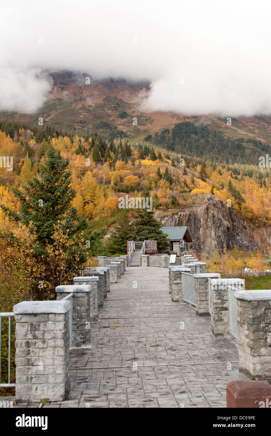 Una pasarela a un área de visualización, justo en las afueras de Anchorage, Alaska Foto de stock