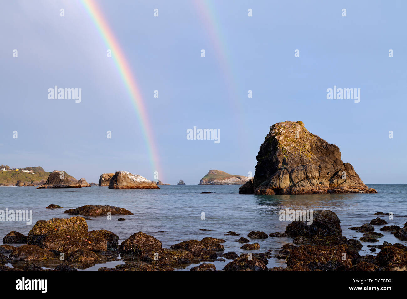 Un arco iris doble a lo largo de la costa de Oregon cerca de Brookings, Oregon. Foto de stock
