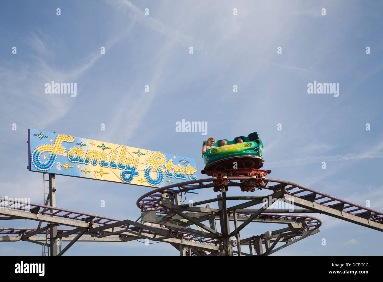 Familia star sky train ride en el parque de atracciones Pleasure Beach Great Yarmouth, Norfolk, Inglaterra Foto de stock