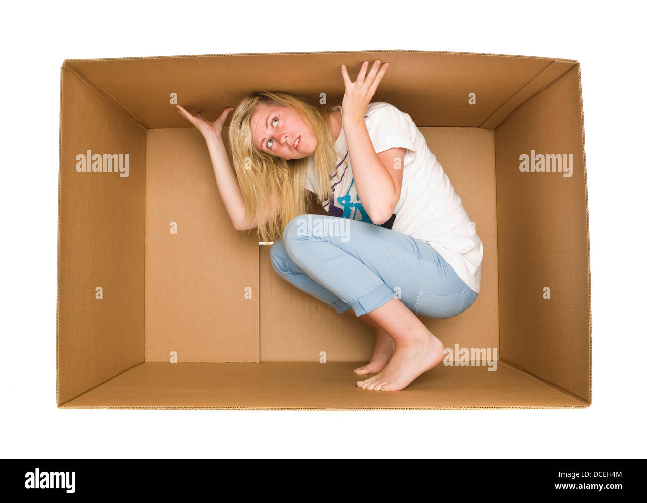 Mujer dentro de una Caja de cartón Fotografía de stock - Alamy