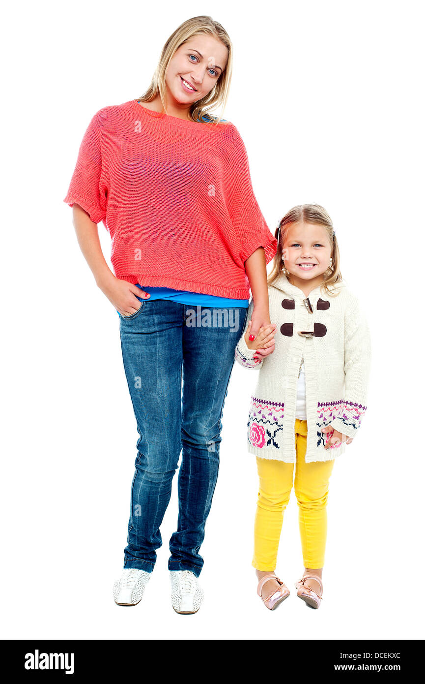 Madre e hija posando en ropa de moda. Retrato de longitud completa  Fotografía de stock - Alamy